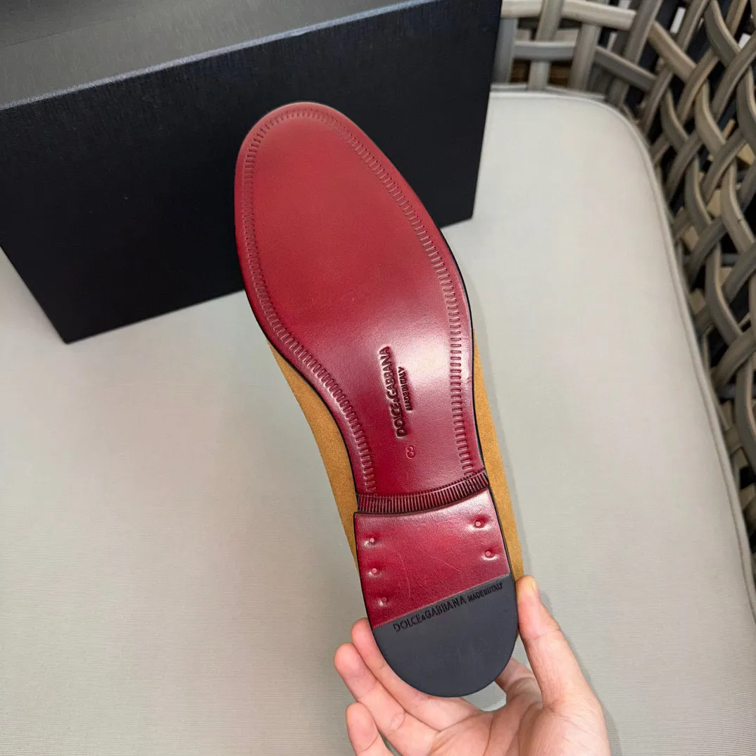💰¥960 D&G cowhide moccasin loafers for men｜Embellished with DG hardware nameplate｜Made of imported calfskin｜Retro and shiny texture complement each other｜Release charming tones to outline a confident posture｜Imported calfskin + cowhide lining + Italian leather outsole Size: 39-44 (38.45 custom-made)